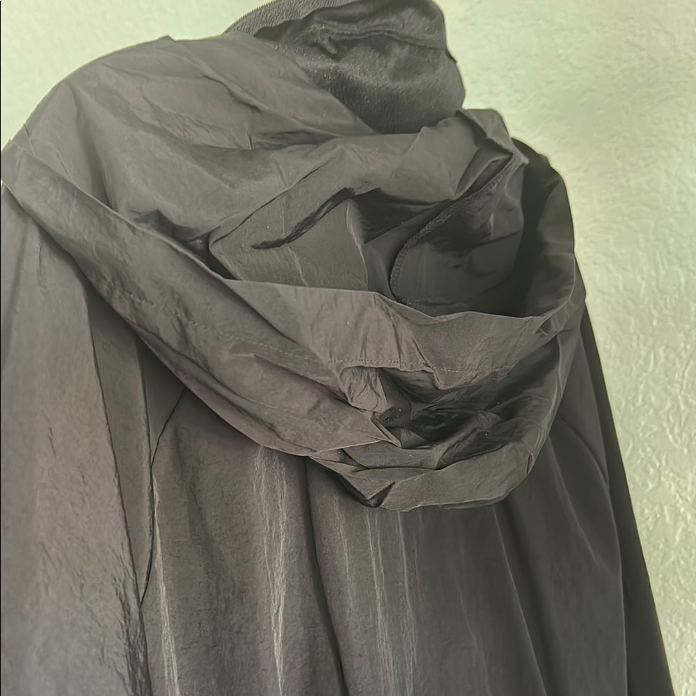 Sleek Black Cape Lightweight Versatile - image 2